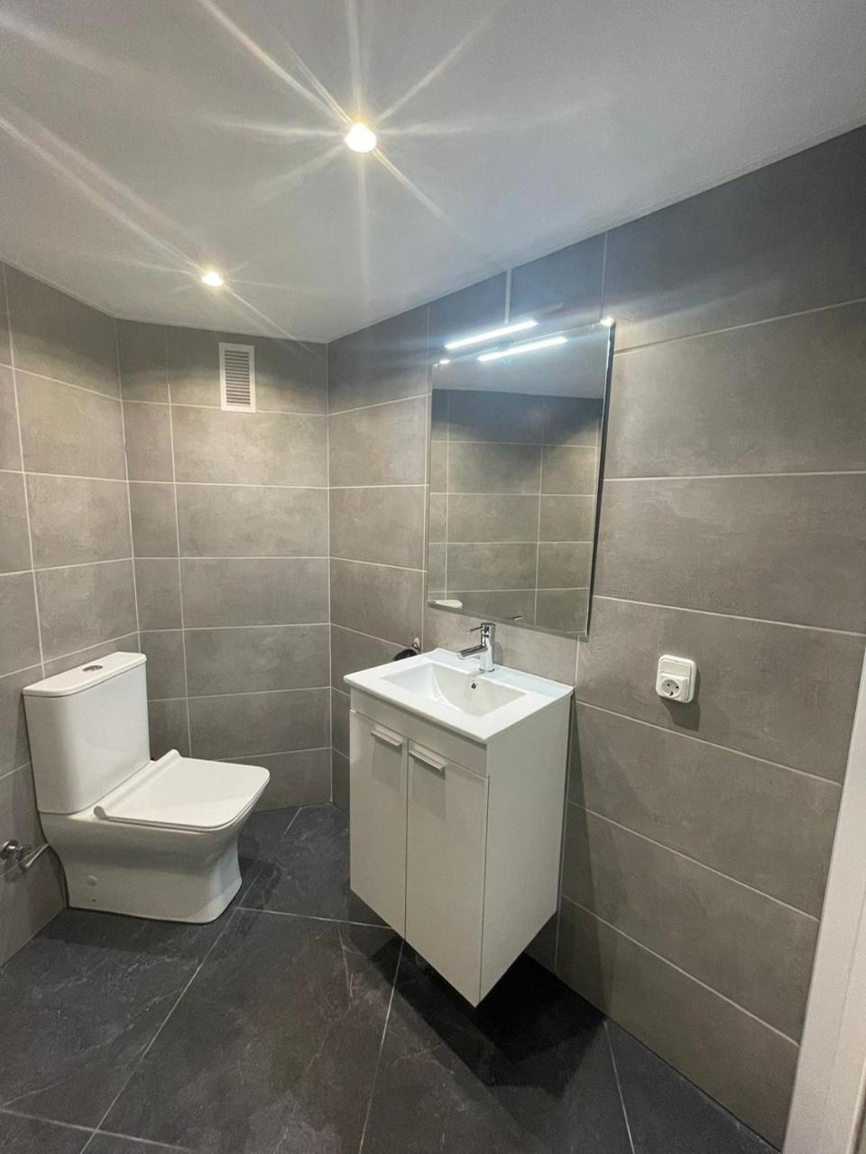 Edificio Gijon Newly Renovated Two-Bedroom Apartment بينايدورم المظهر الخارجي الصورة